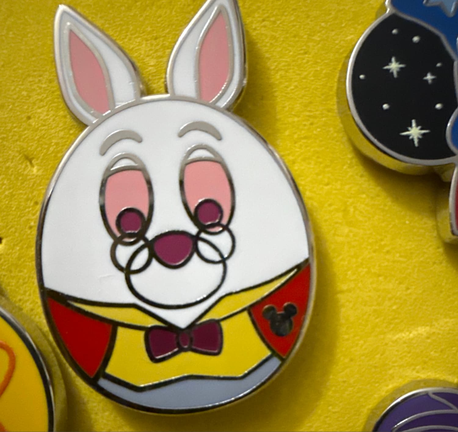 White Rabbit - DLR/WDW Hidden Disney Series 2022: Rabbit Eggs front