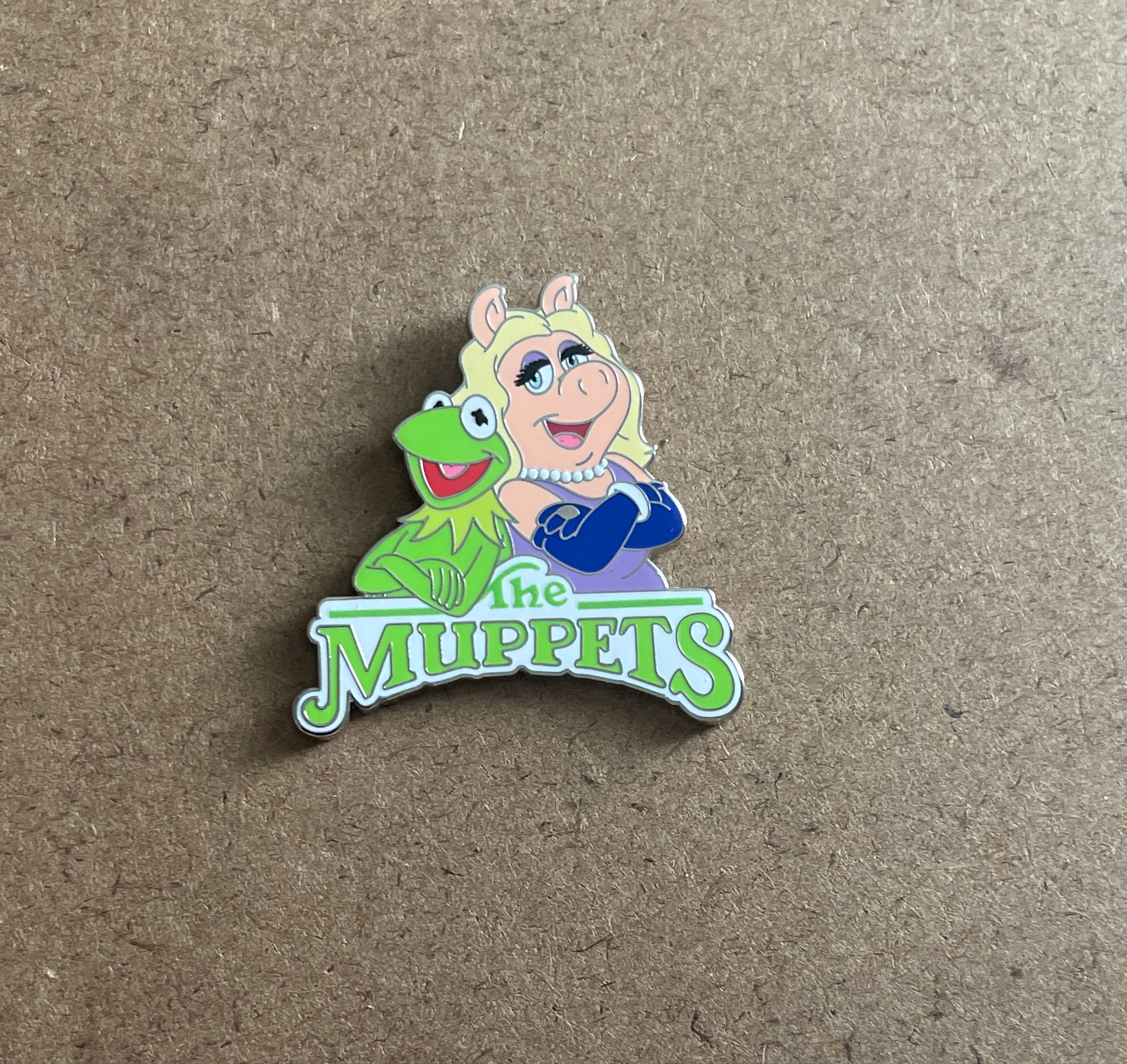 Kermit The Frog & Miss Piggy The Muppets Logo Pin front