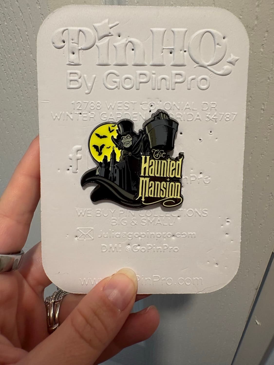 Disney Haunted Mansion Hatbox Ghost Glow In The Dark Magic Key Exclusive Pin front