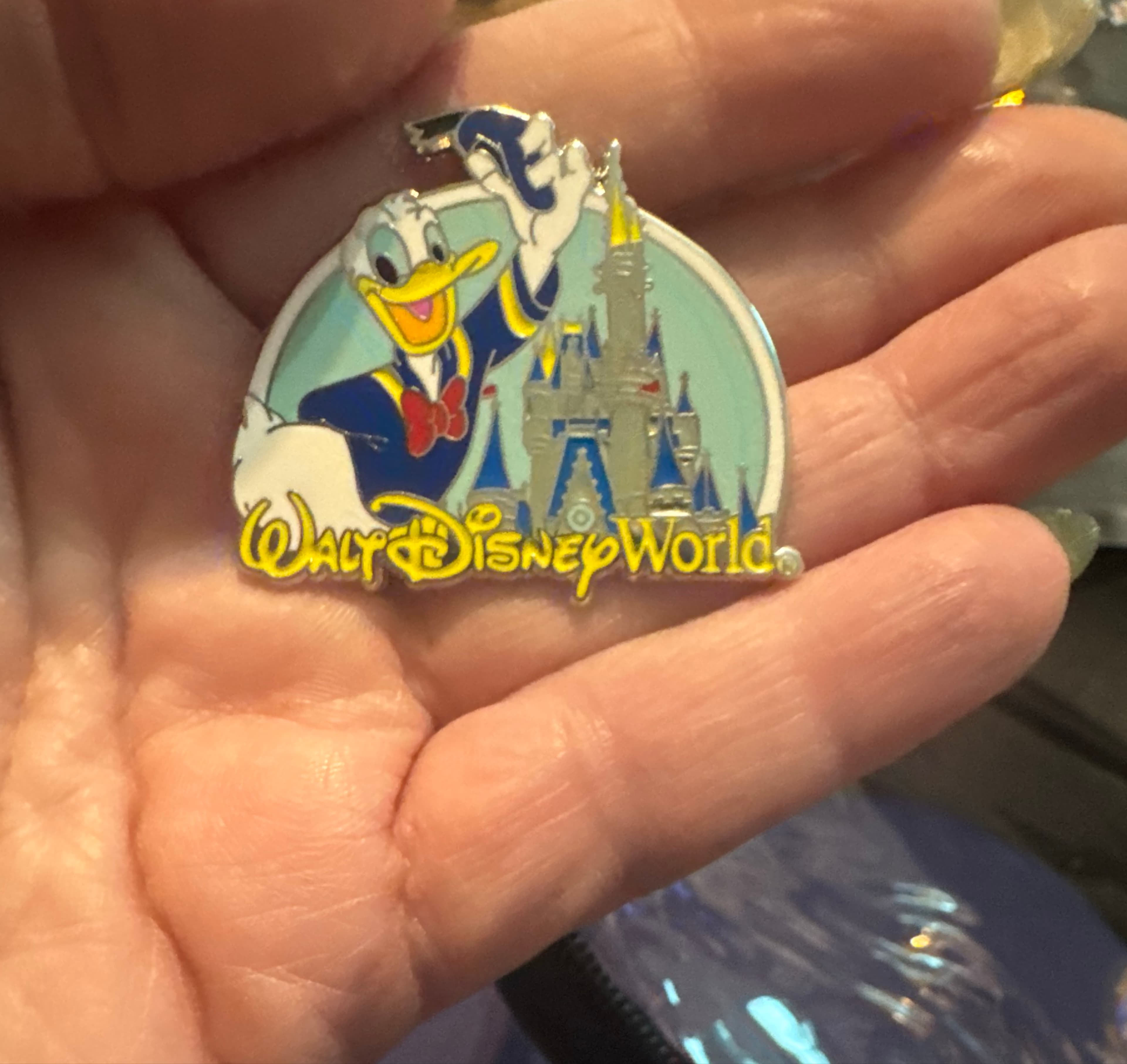 Donald Duck Waving Cinderella Castle Walt Disney World Pin front