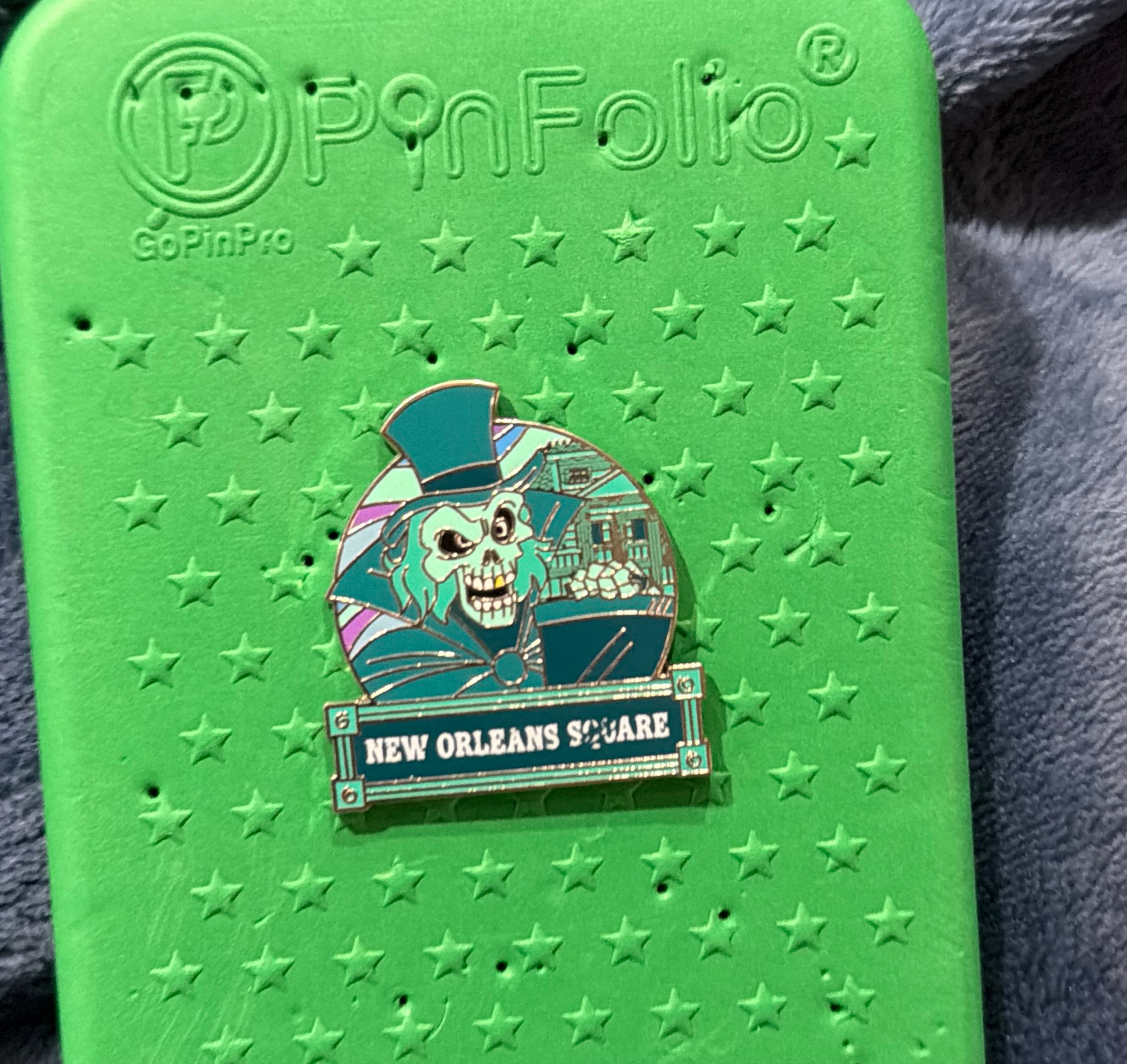 Hatbox Ghost - New Orleans Square - Haunted Mansion front