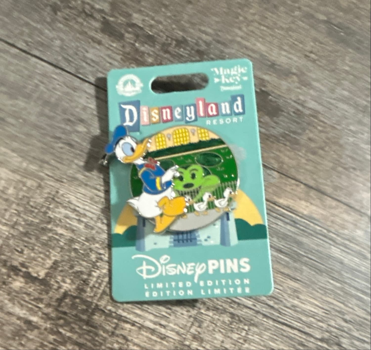 Disneyland Magic Key Quarterly Series 2024 - Donald Duck and Ducklings front