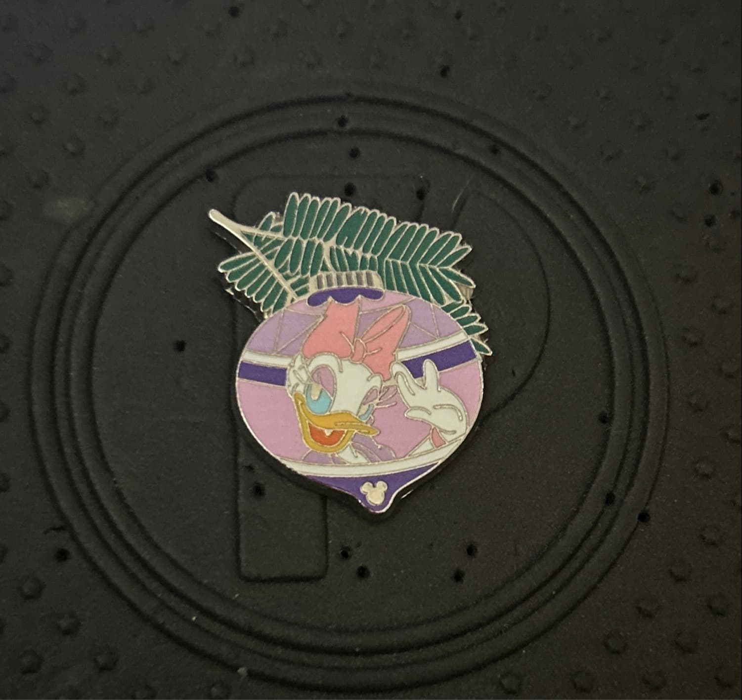 Daisy COMPLETER - DLR Hidden Mickey Series 2010: Christmas Ornament Collection front