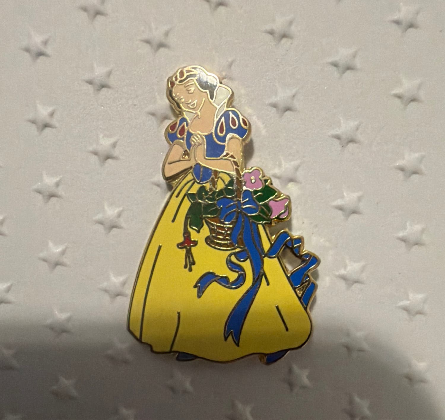 Snow White with flower bouquet front
