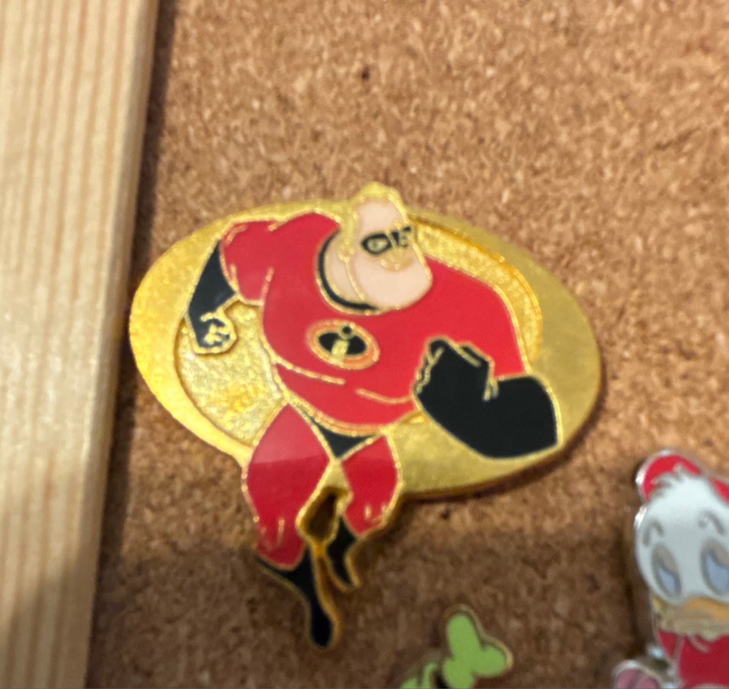 Mr. Incredible Running Gold Oval Pin front