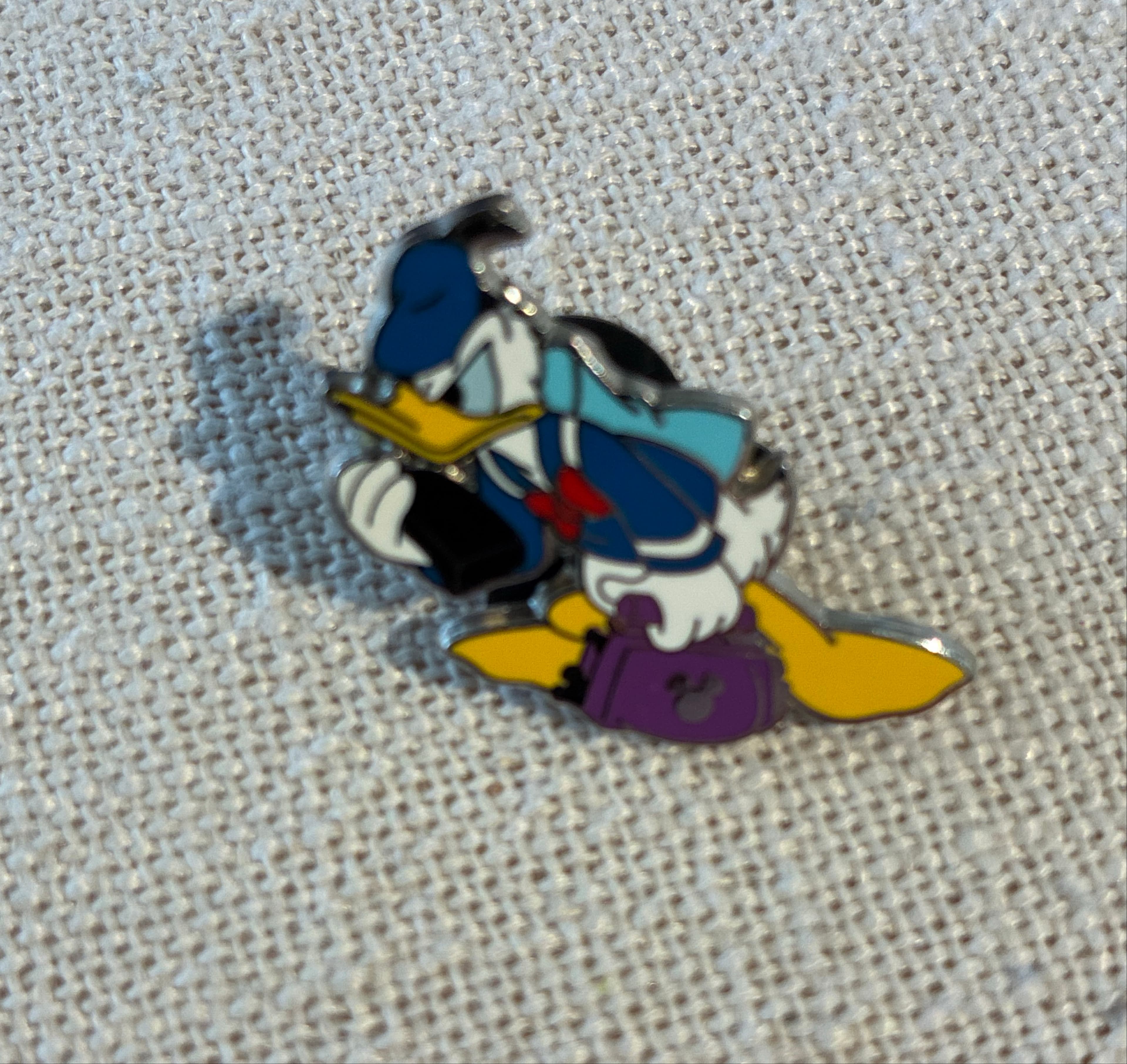 Donald Duck with bag - WDW Hidden Mickey Series 2013 Wave B: Disney's Pin Traders Icons front