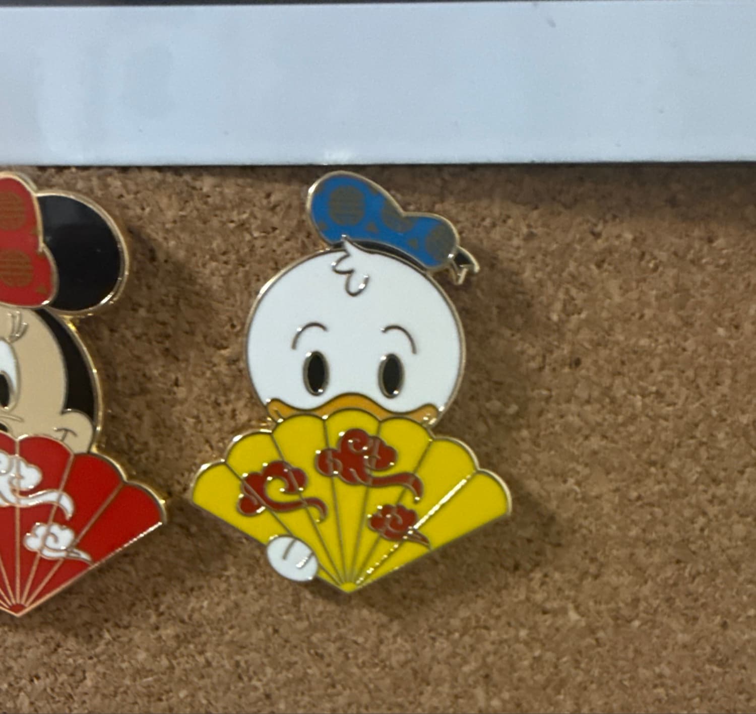 Donald Duck - Character Folding Fans Mystery Pin front