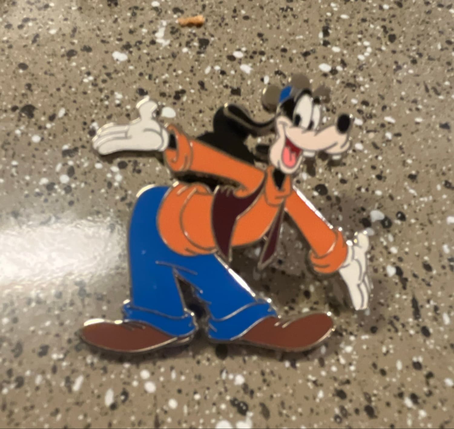Goofy small with arms out front