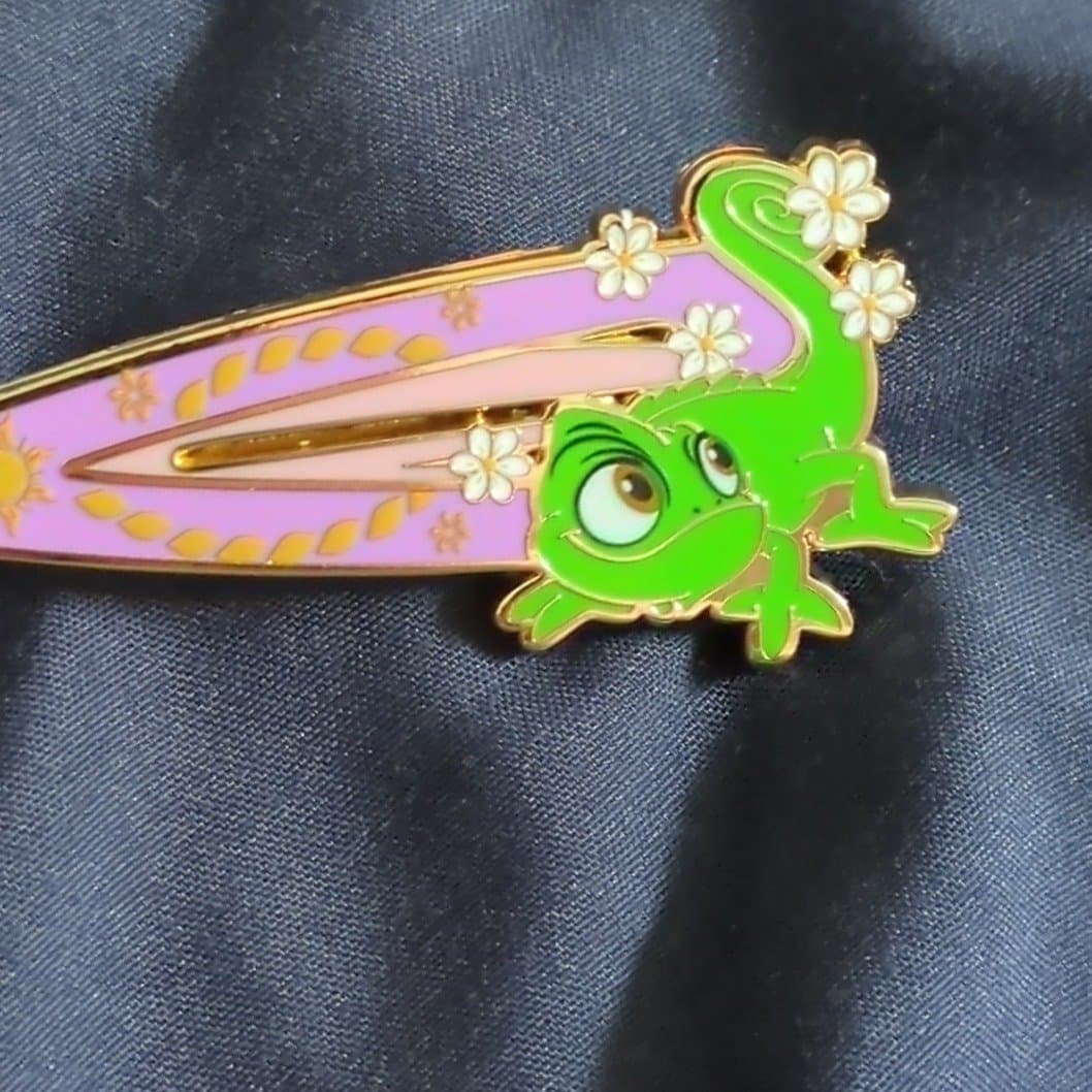 loungefly repunzel clips front
