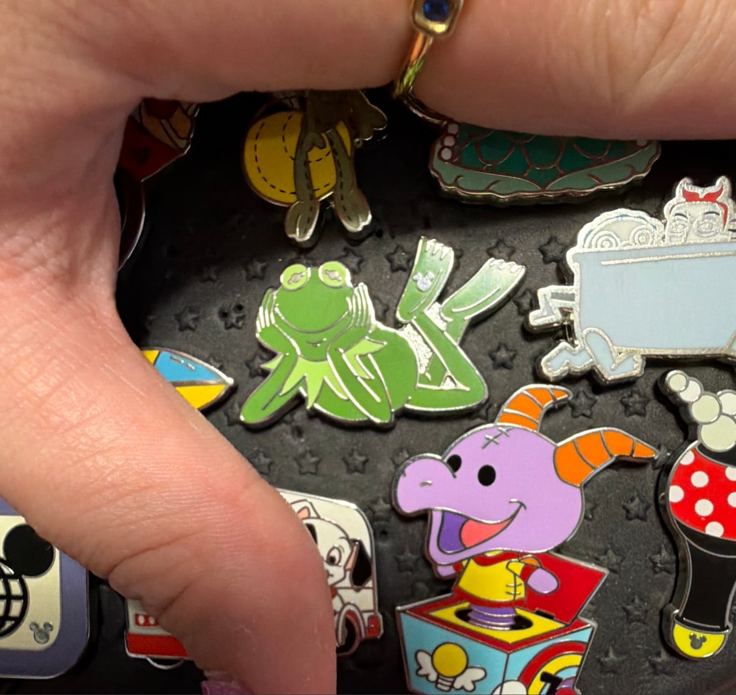 Kermit The Frog Hidden Mickey Wave B Green Color Story Pin front