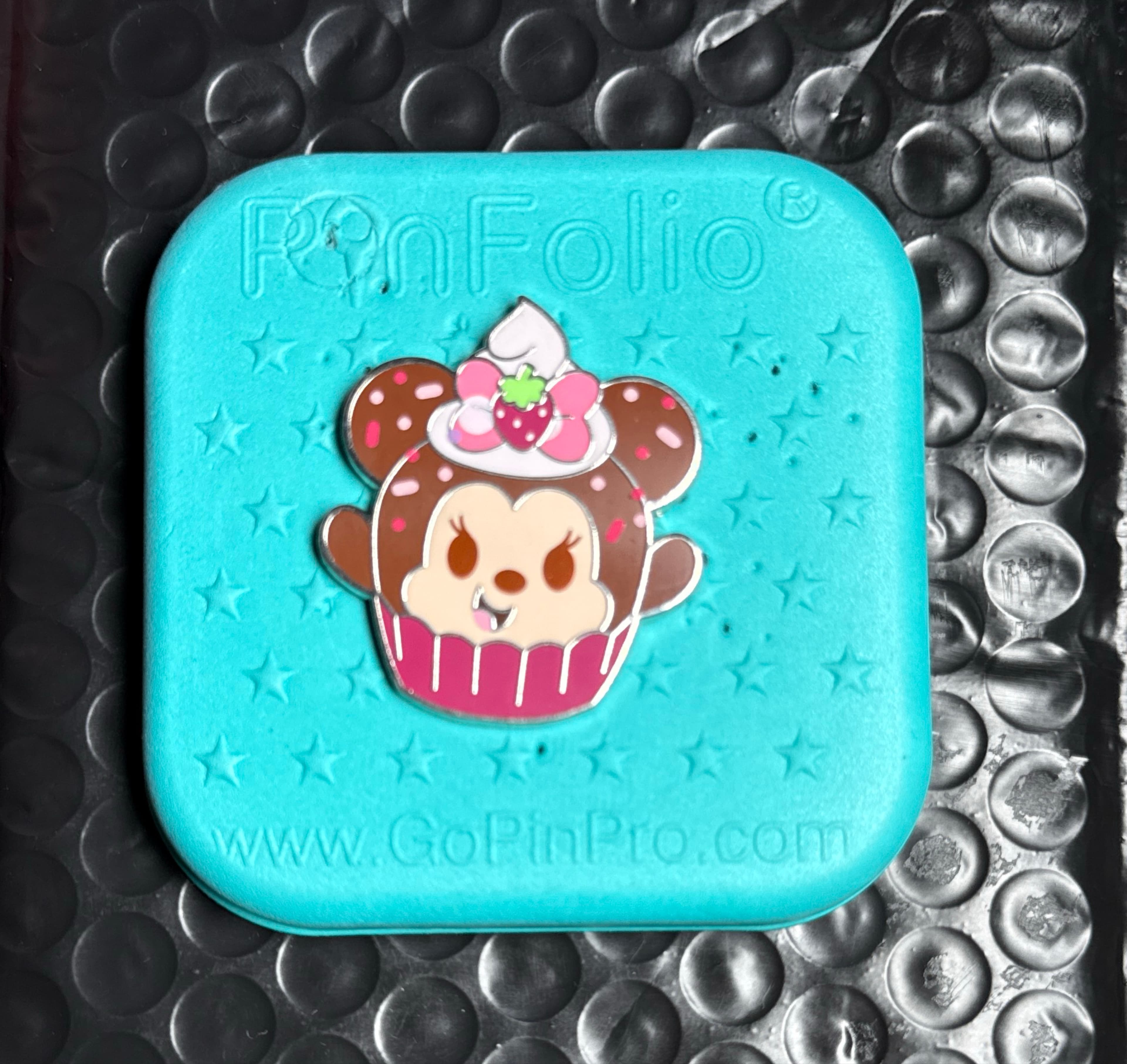 Minnie Mouse Wild Strawberry Cupcake - Munchlings Series 1 Mystery Pin front