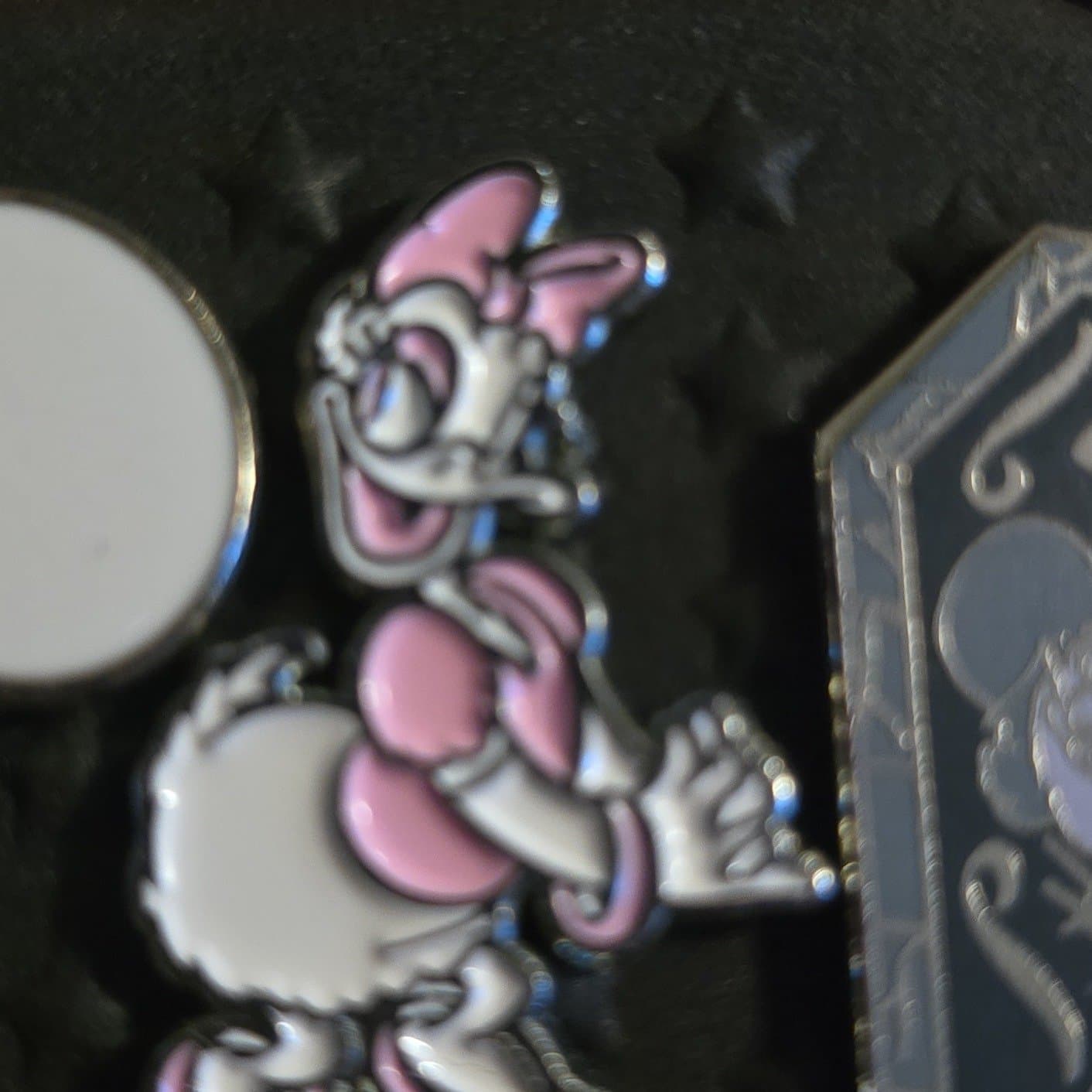 Daisy Duck - Clasping Hands - Happiest Collection on Earth Pin front