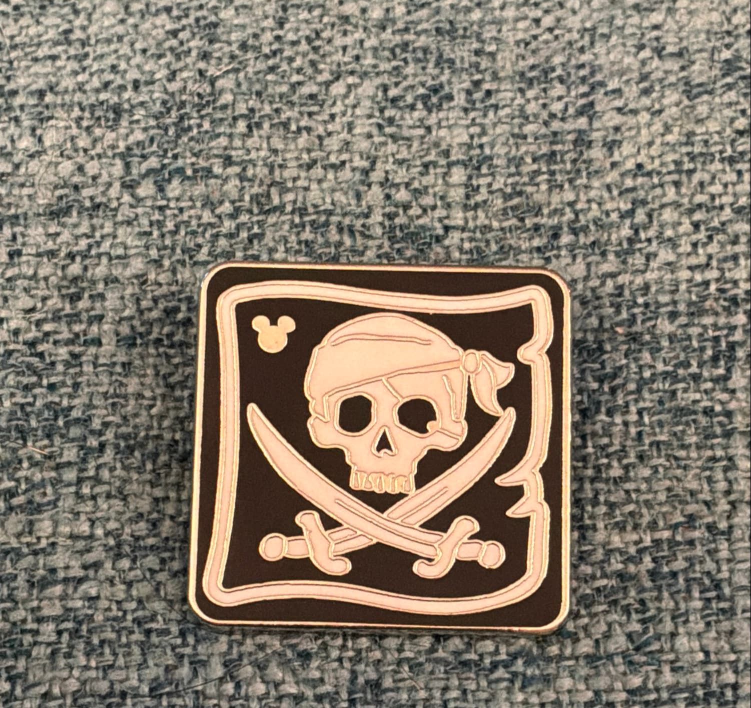 2016 Shanghai Disney Hidden Mickey Pirates of the Caribbean Skull and Crossbones front
