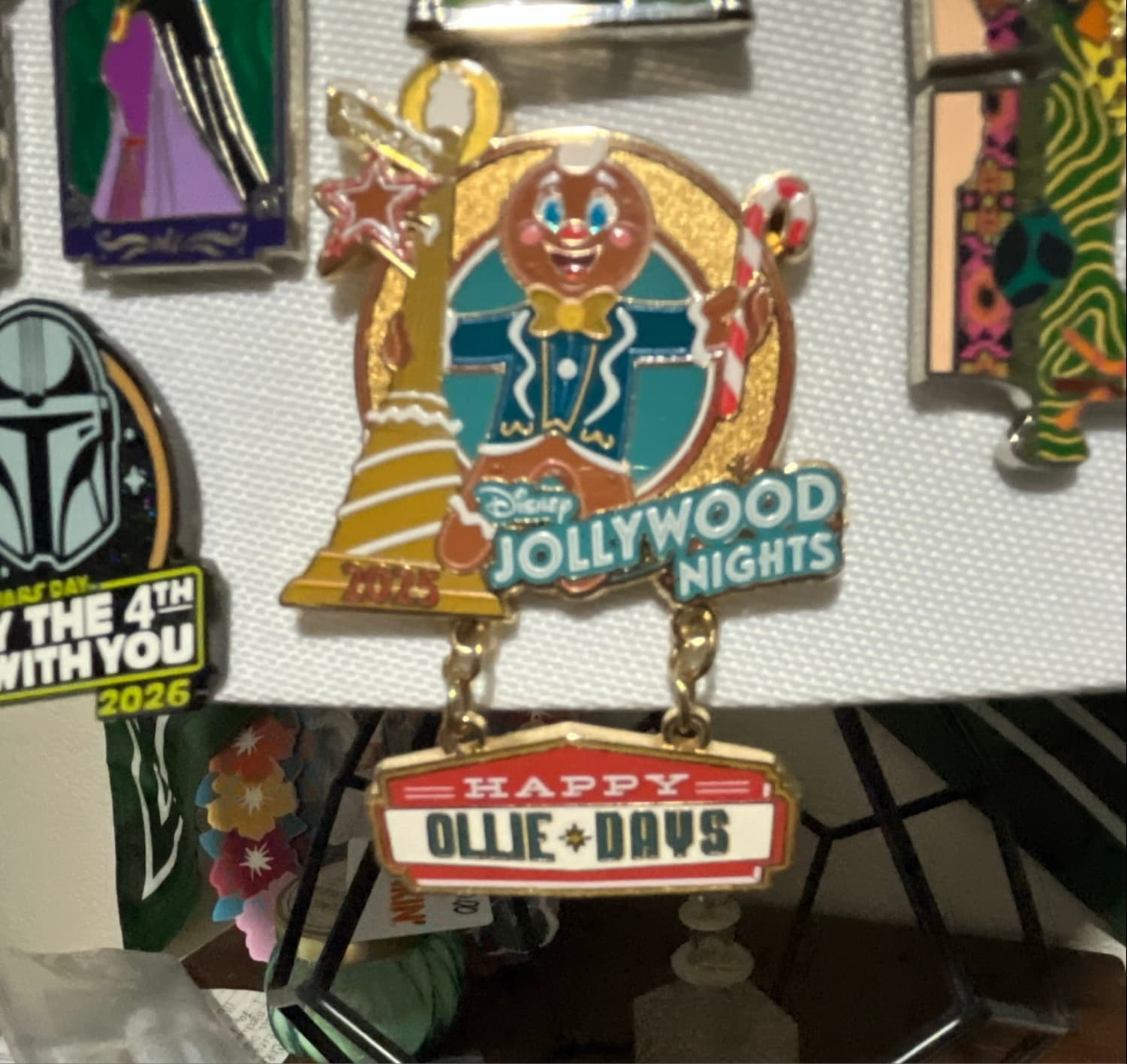 Ollie the Gingerbread Man Happy Ollie-Days 2025 Dangle Annual Passholder Exclusive Pin front