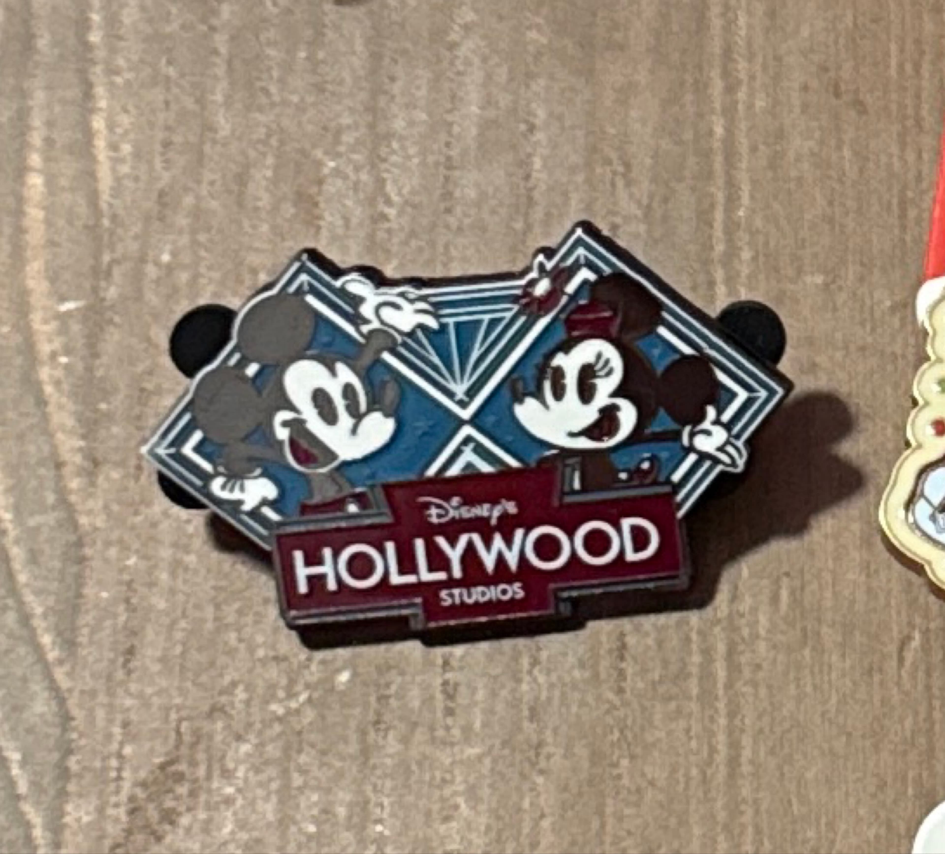 Mickey & Minnie Mouse Art Deco Logo - Hollywood Studios front
