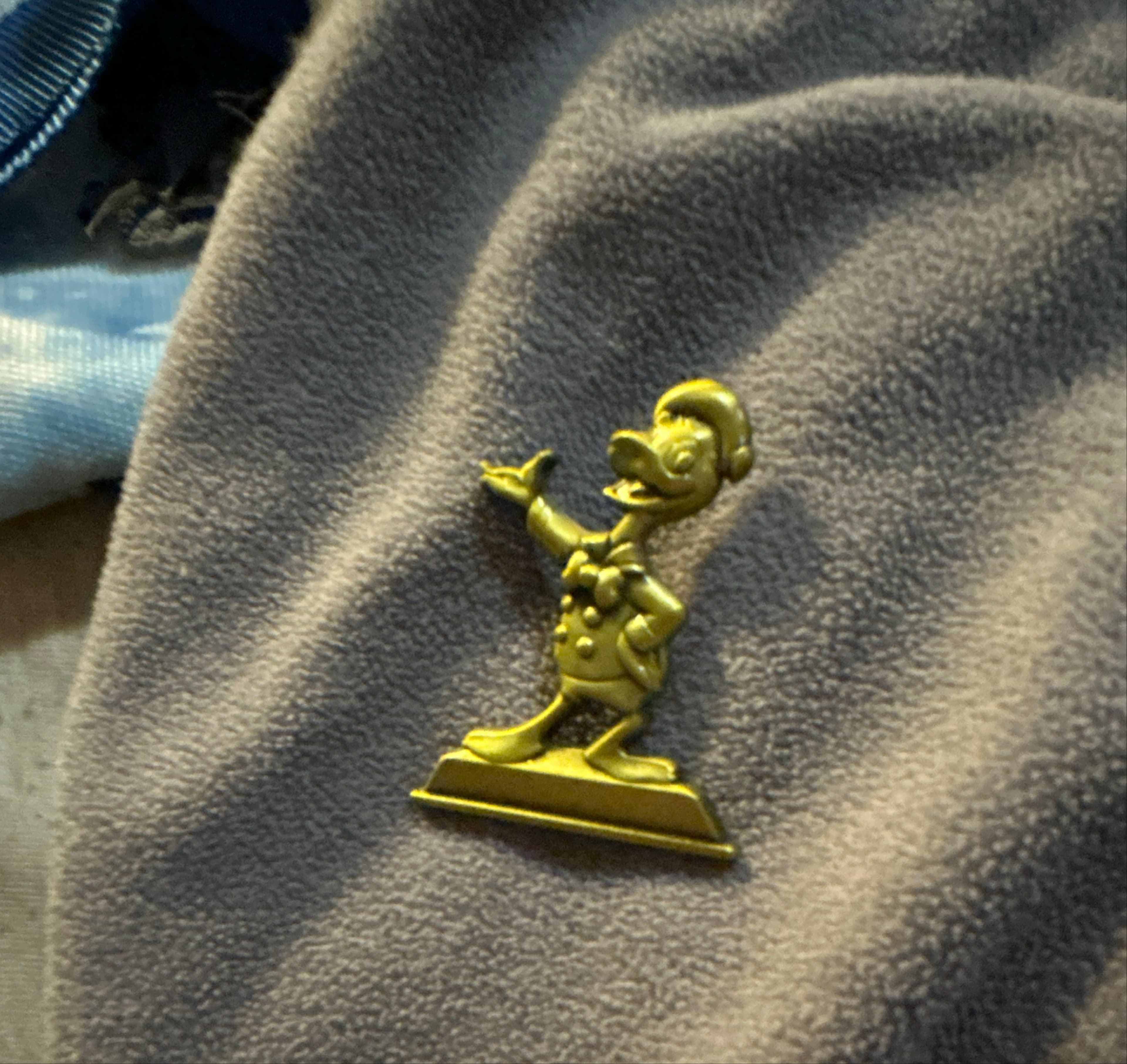 Donald Duck Gold Statue - Annual Passholder Commemorative Collection Statues Pin Set front