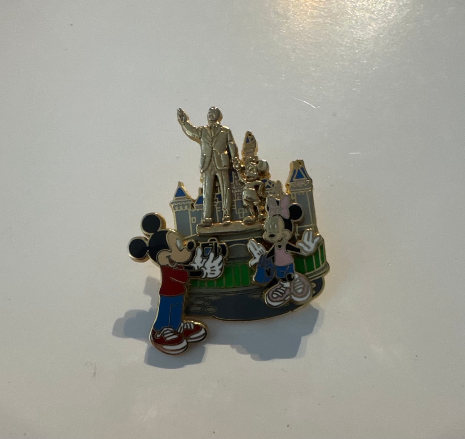 WDW Partners Statue Mickey & Minnie Taking A Picture Pin front