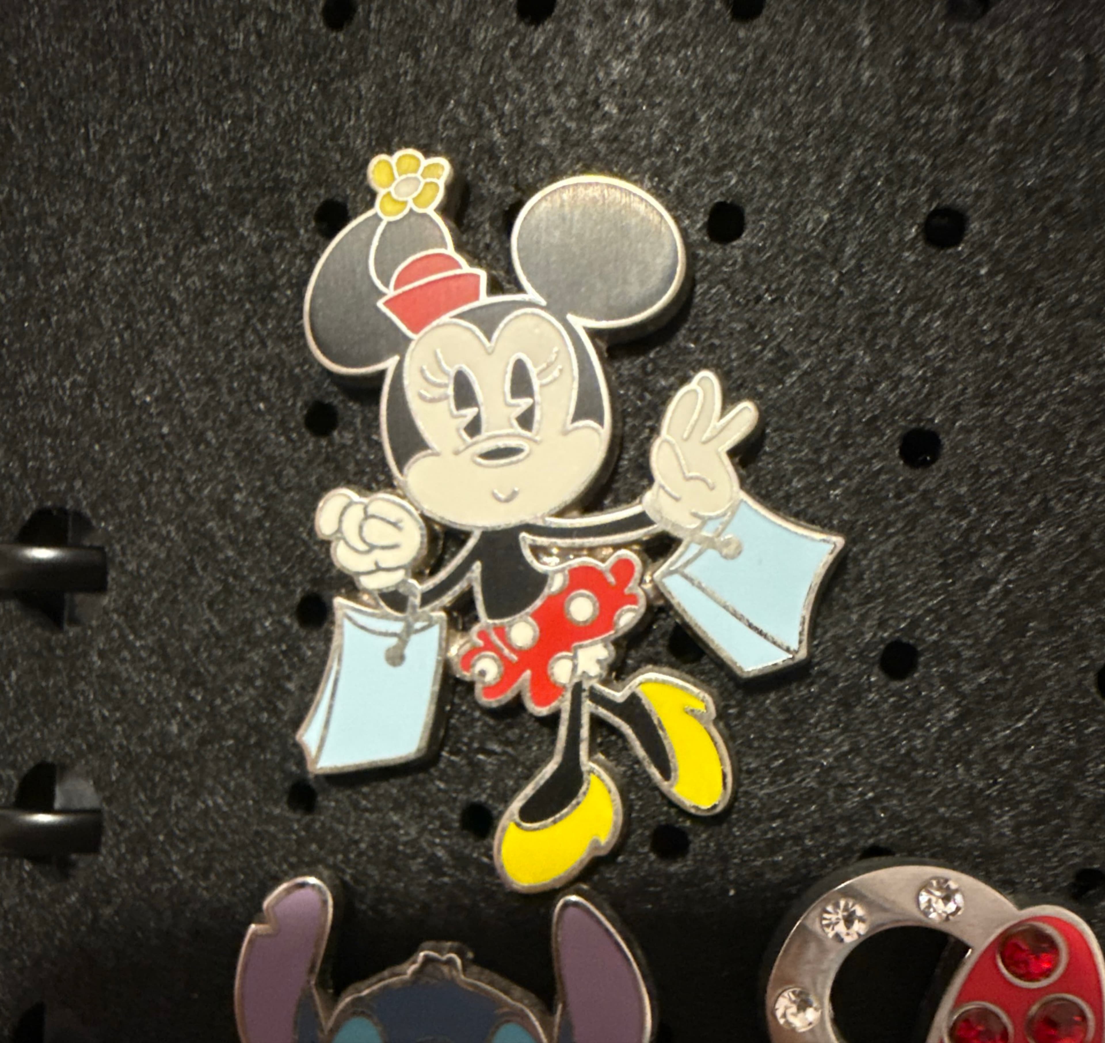Minnie Mouse Shopping Pin front