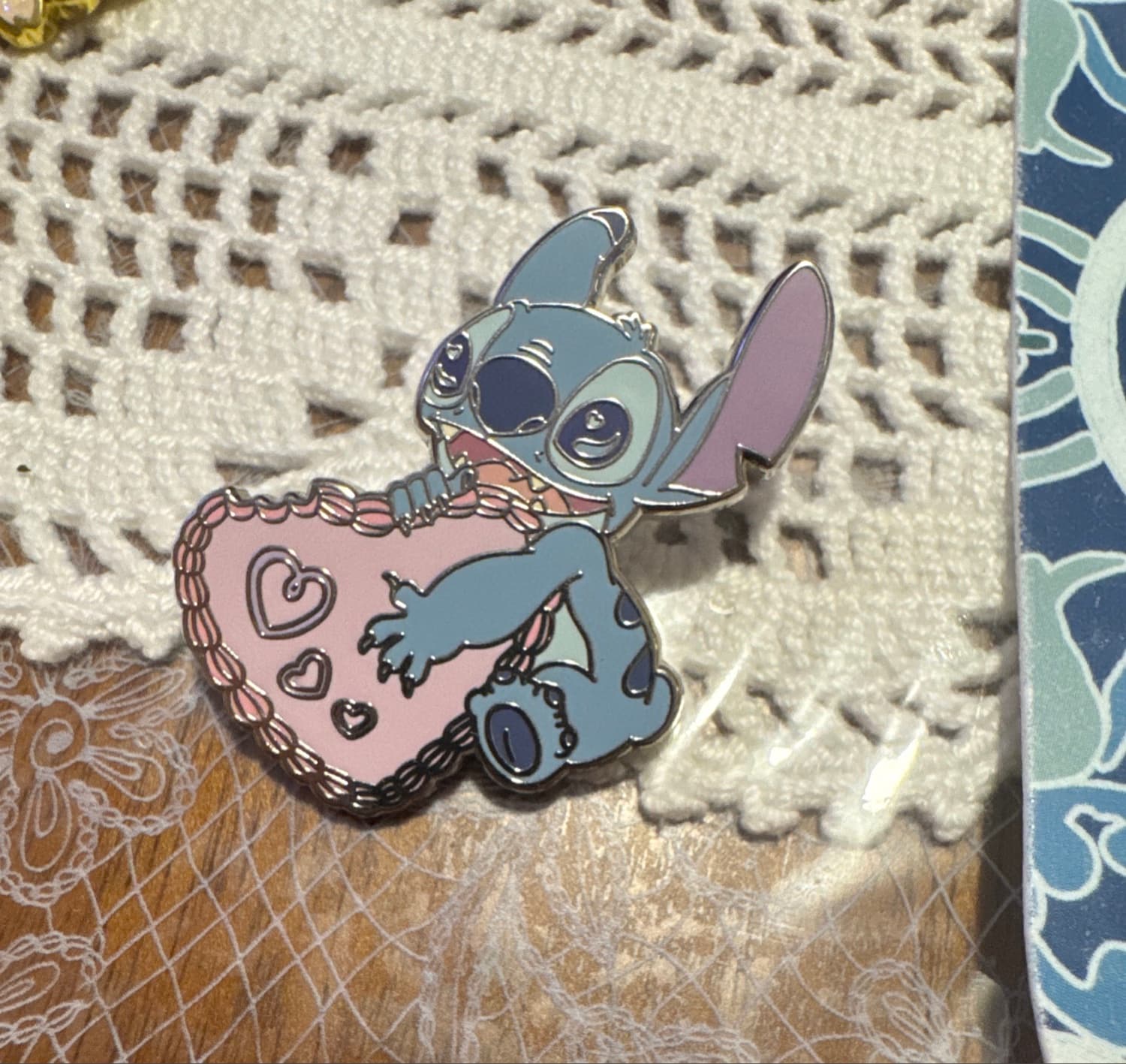 Loungefly - Stitch Eating a Heart-shaped Cake - Be Mine Mystery Set front