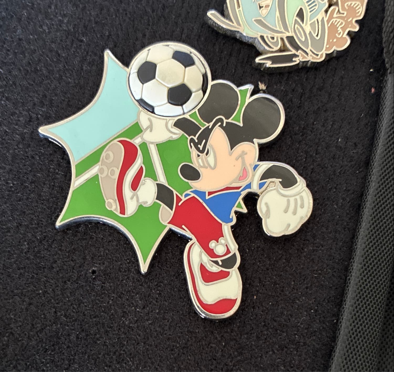 Mickey - Kicking Soccer Ball - Sports Series - Free D front