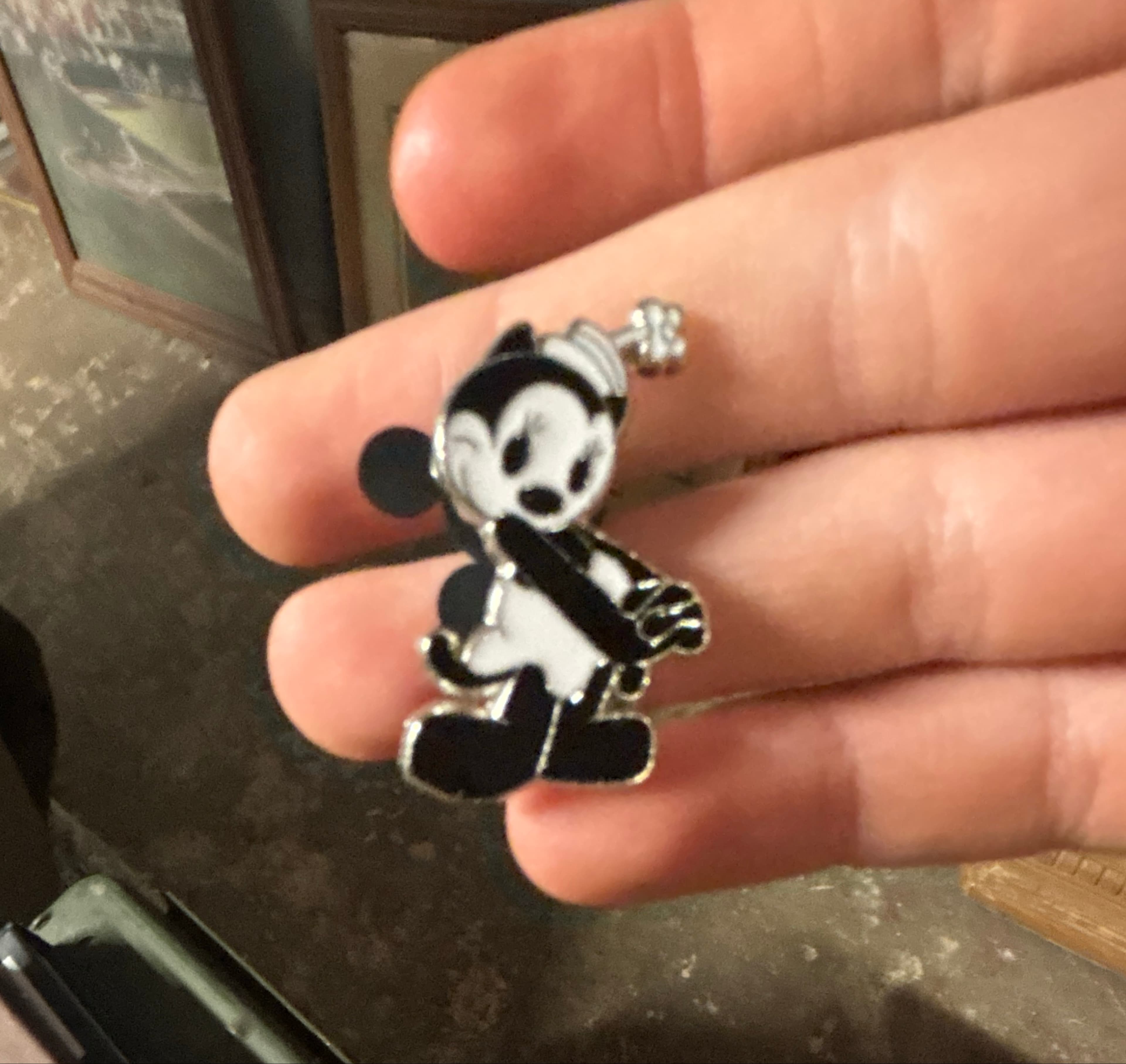 Ortensia Vintage Black & White Pin front