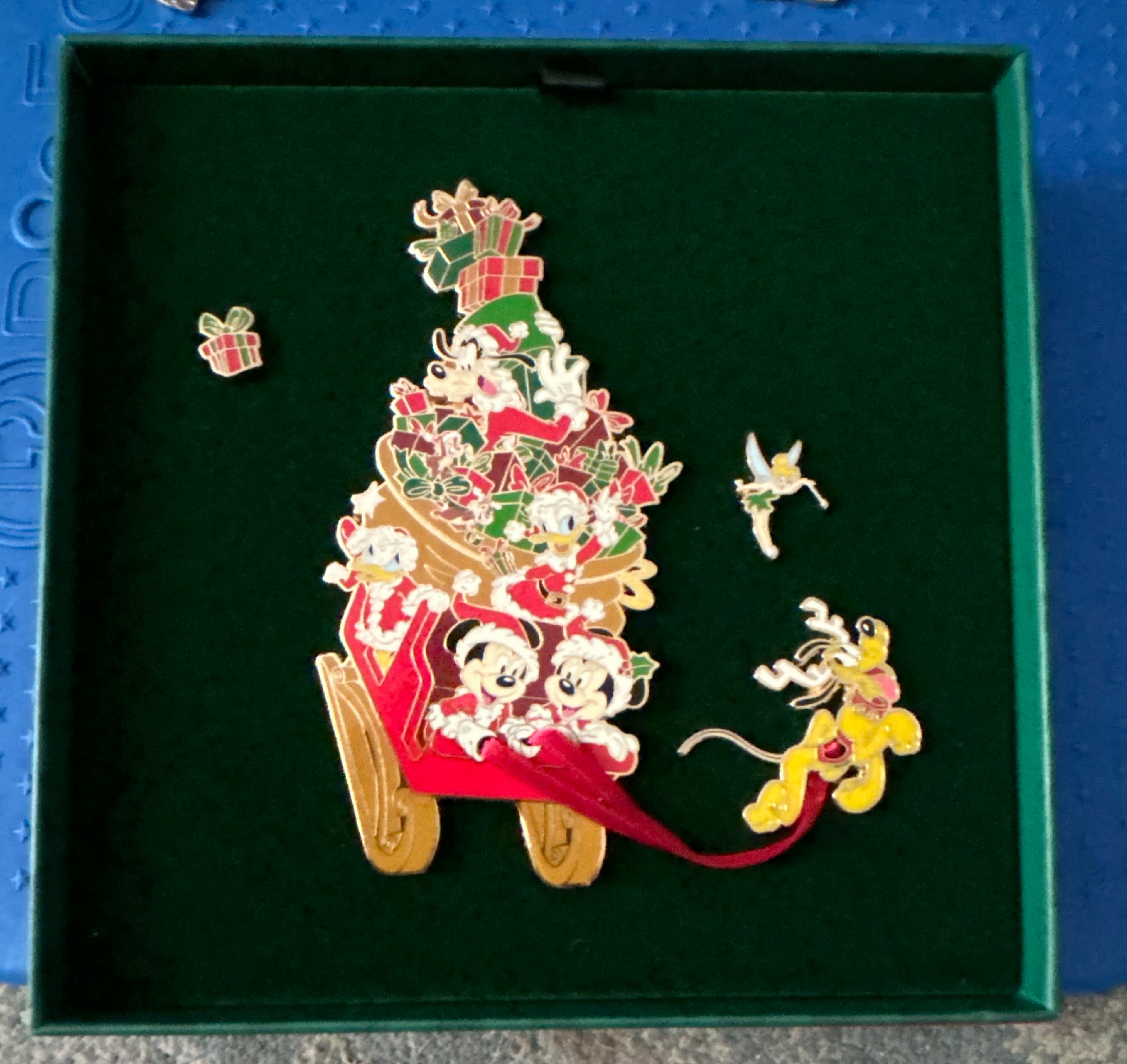 Disneyland Paris Christmas Jumbo Pin Mickey Minnie Friends Sleigh front