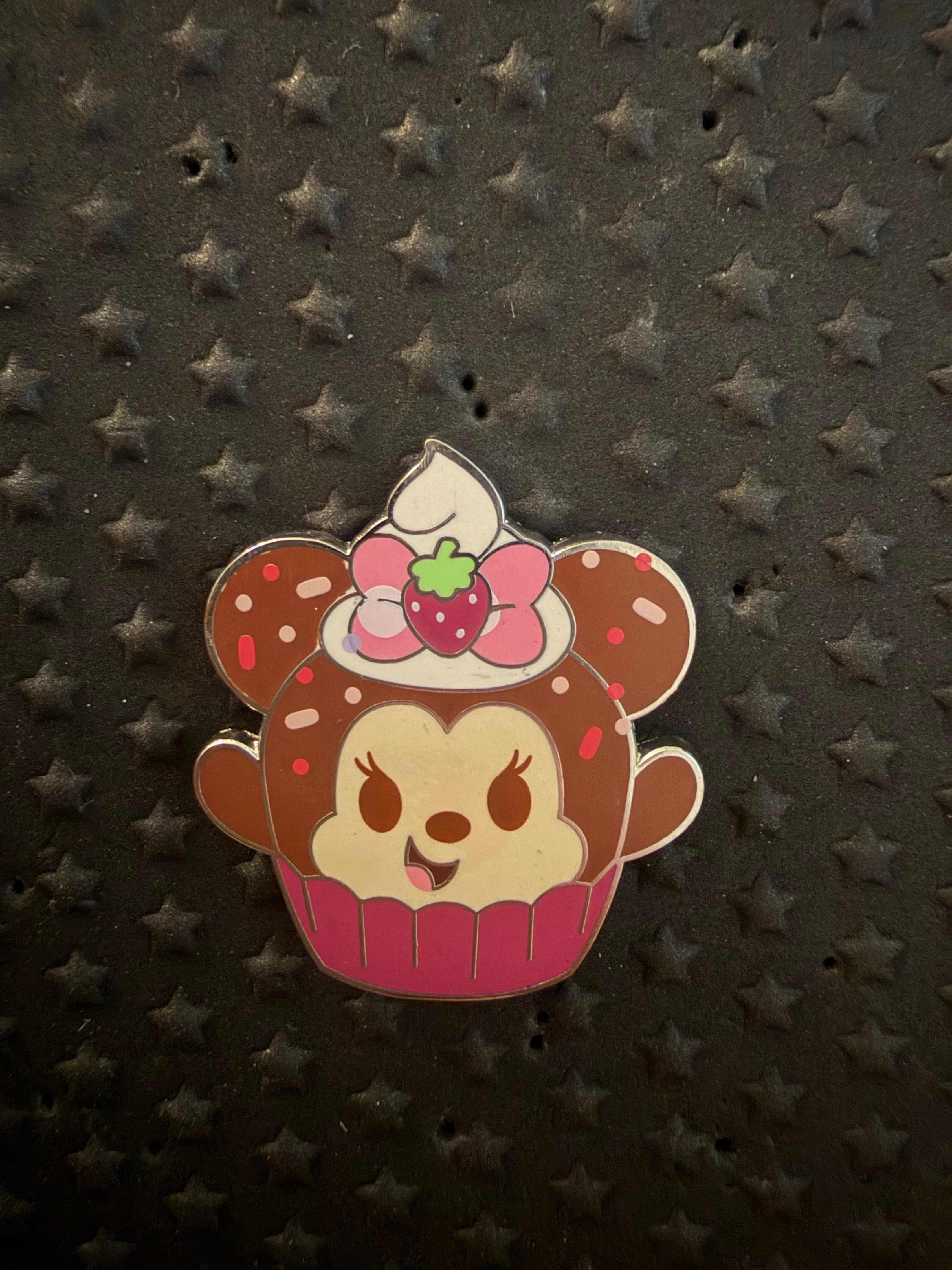 Minnie Mouse Wild Strawberry Cupcake - Disney Munchlings Series 1 front