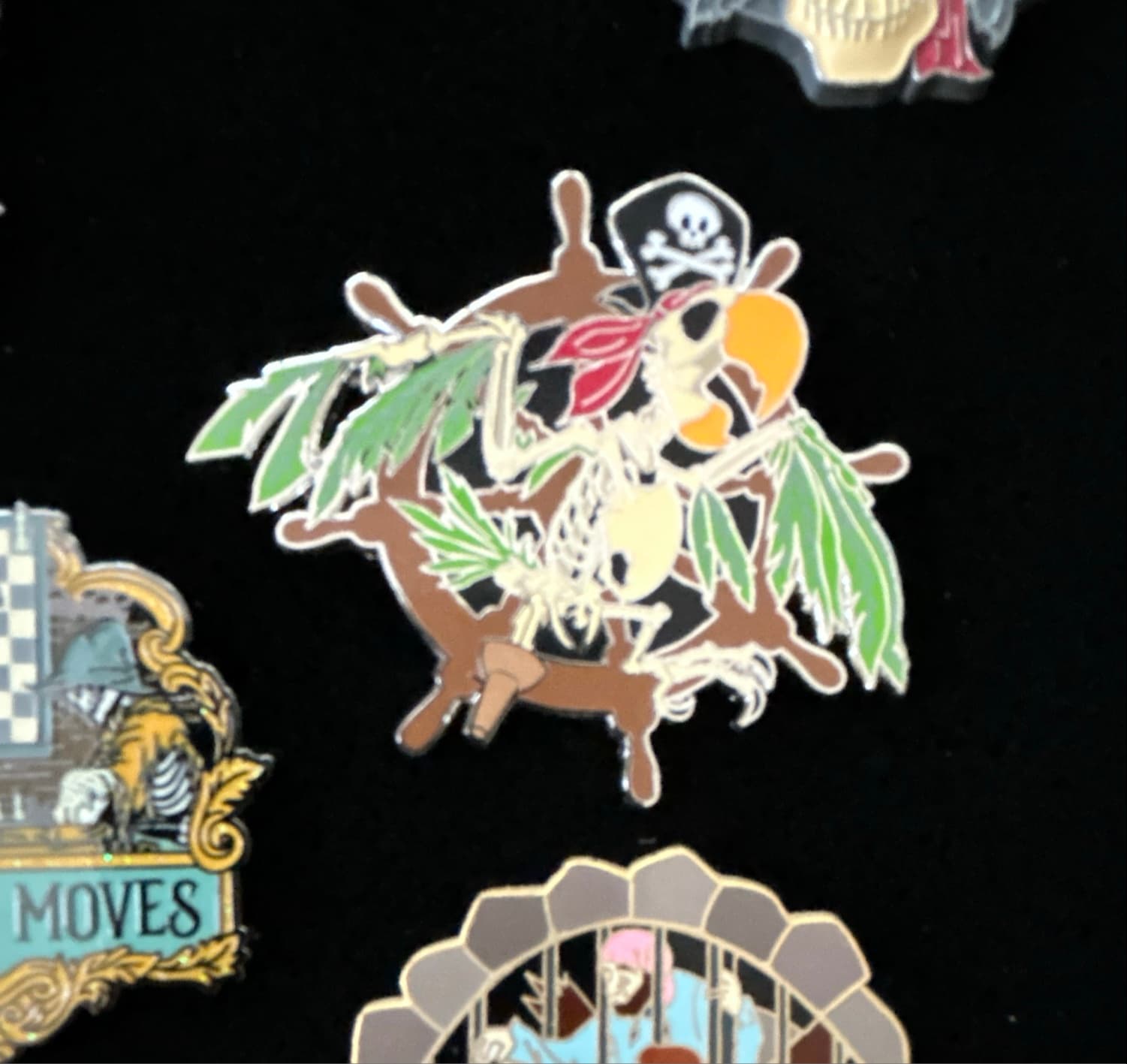 Pirates of the Caribbean - Skeleton Pirate Parrot front