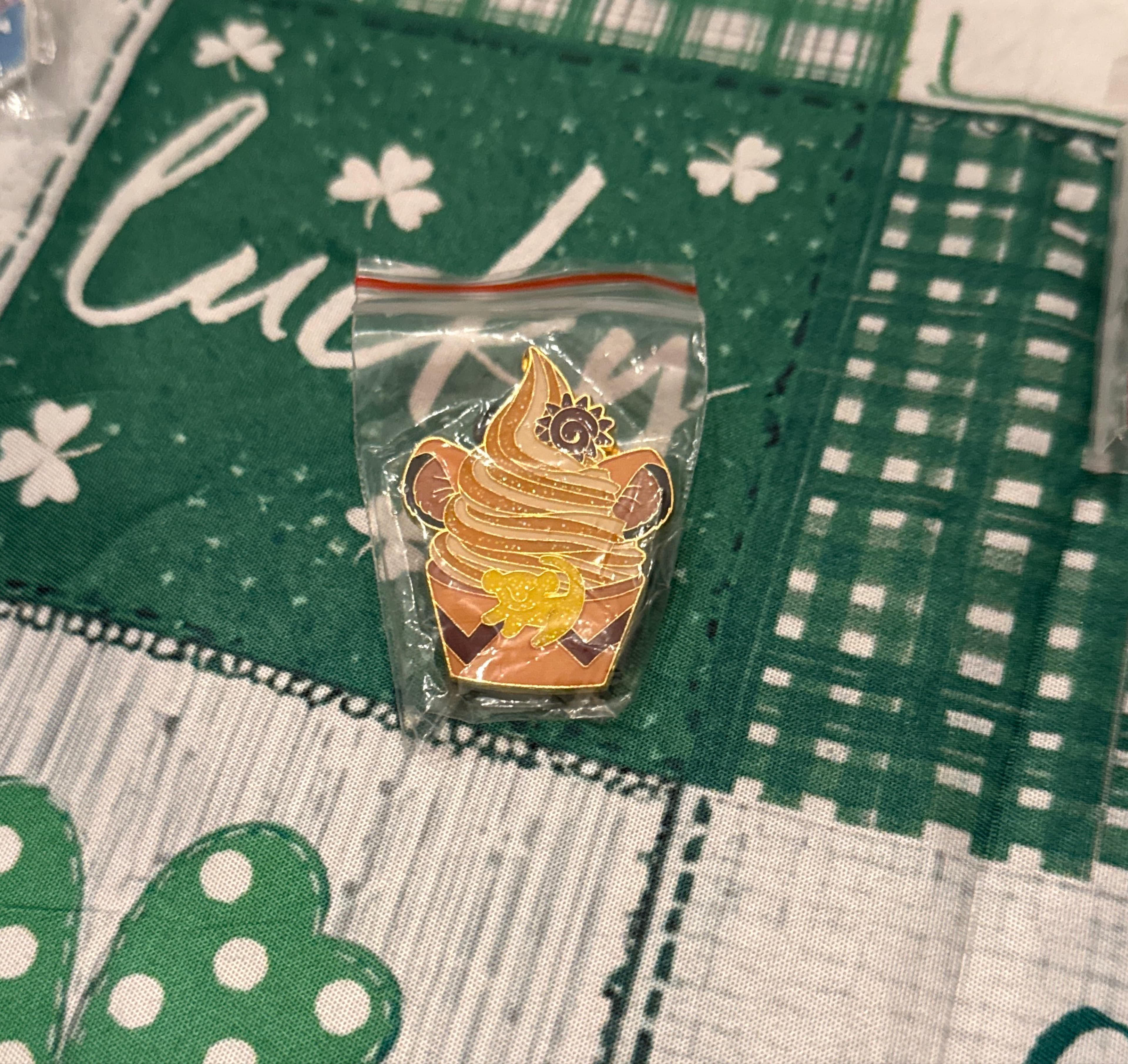 Loungefly - Simba - Scented Character Cupcake - Mystery - Free D - Lion King front