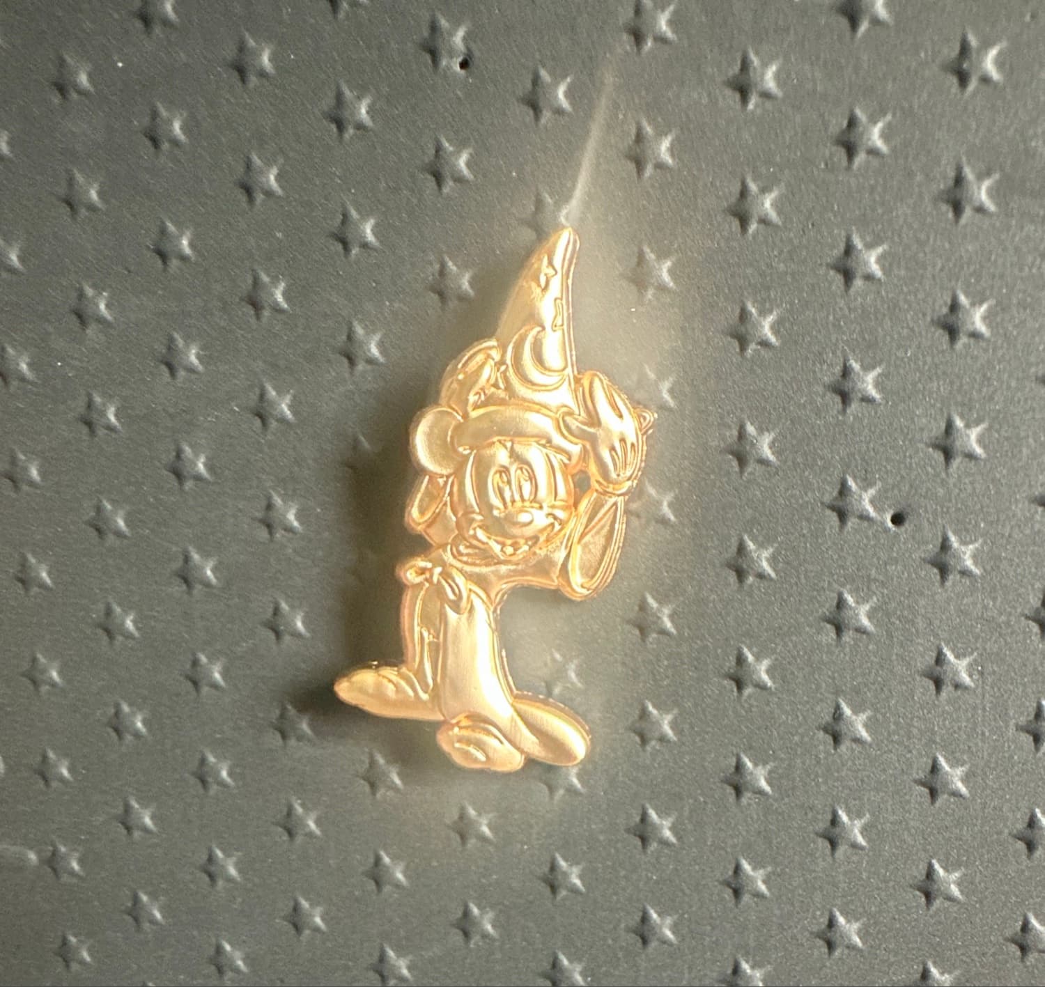 Fantasia Disney True Original 90 Blind Box Pin Gold Sorcerer Mickey With Arms Up front