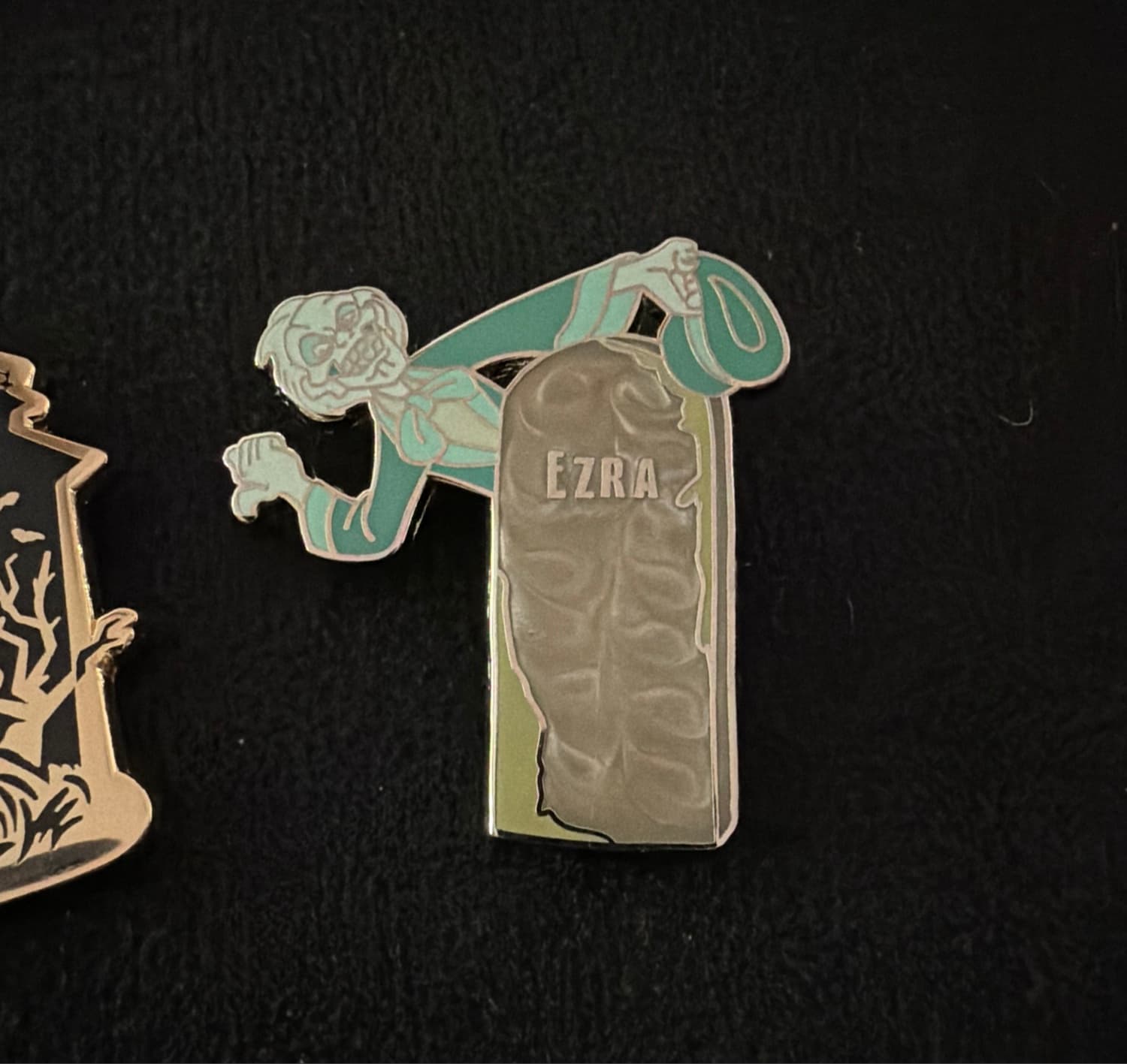Ezra - The Haunted Mansion Tombstone Mystery Set front