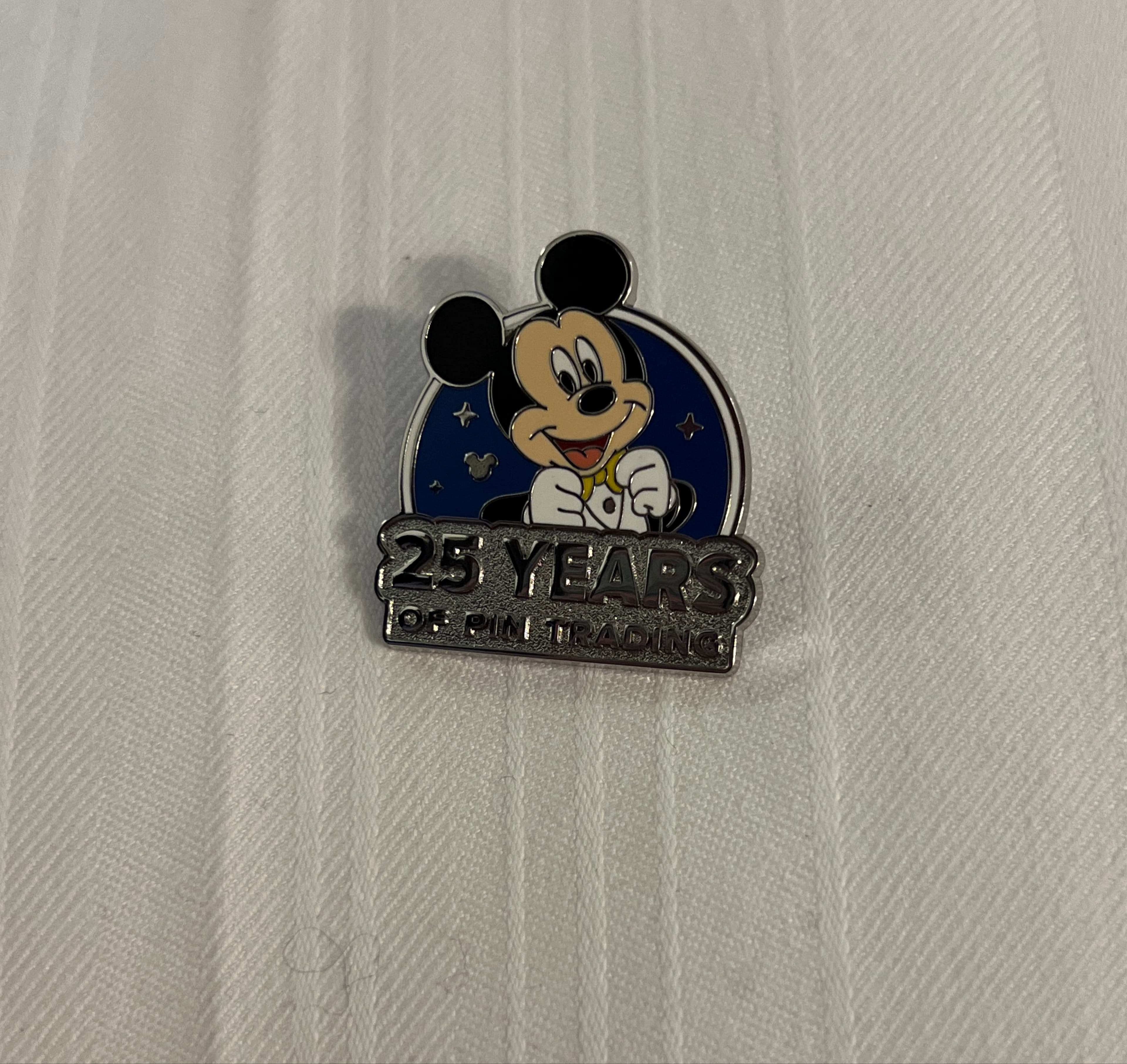 25 years of pin trading - Mickey Mouse front