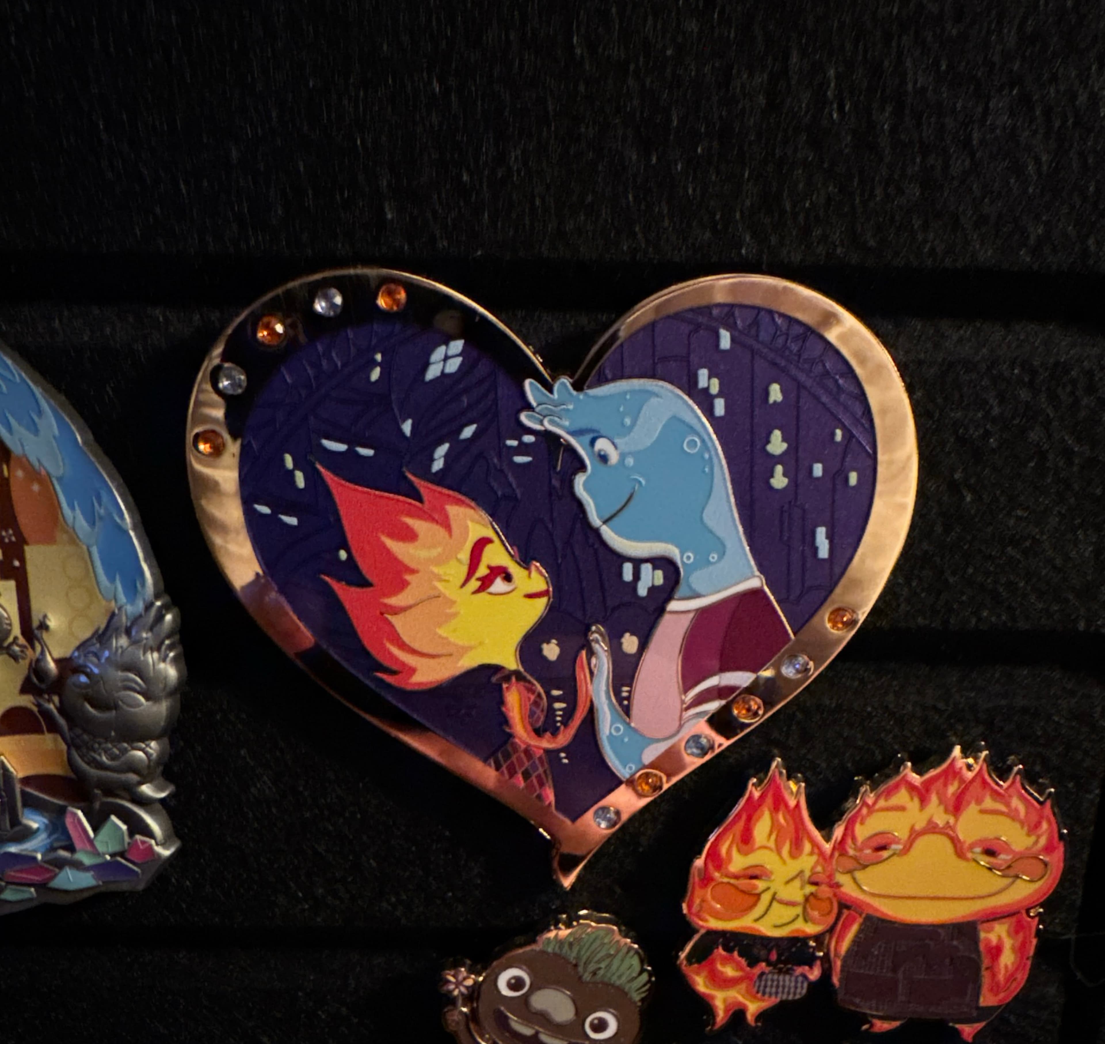 WDI MOG Valentine Hearts Ember And Wade Elemental Pin front