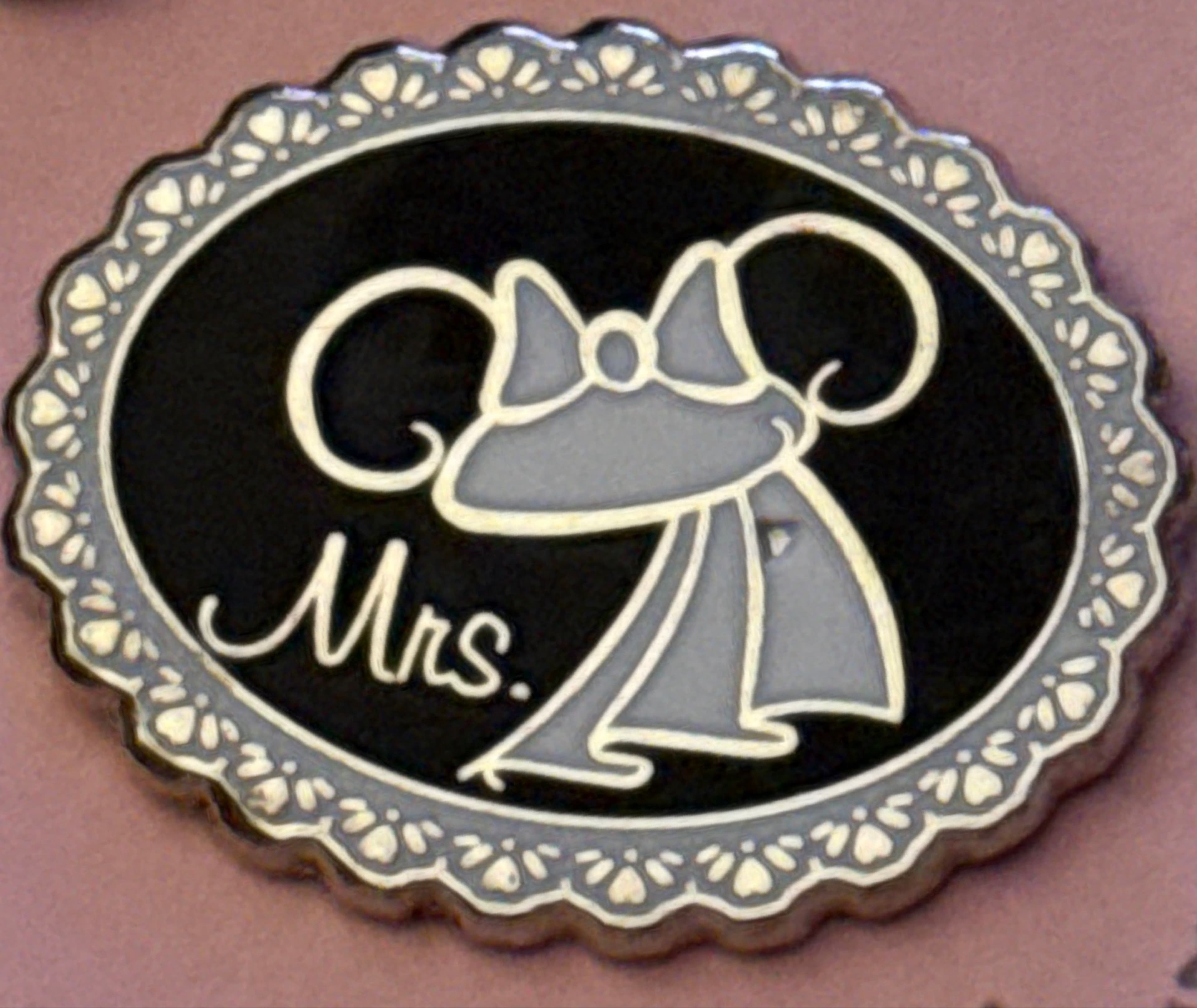 Minnie Mouse Mrs. Wedding Veil front