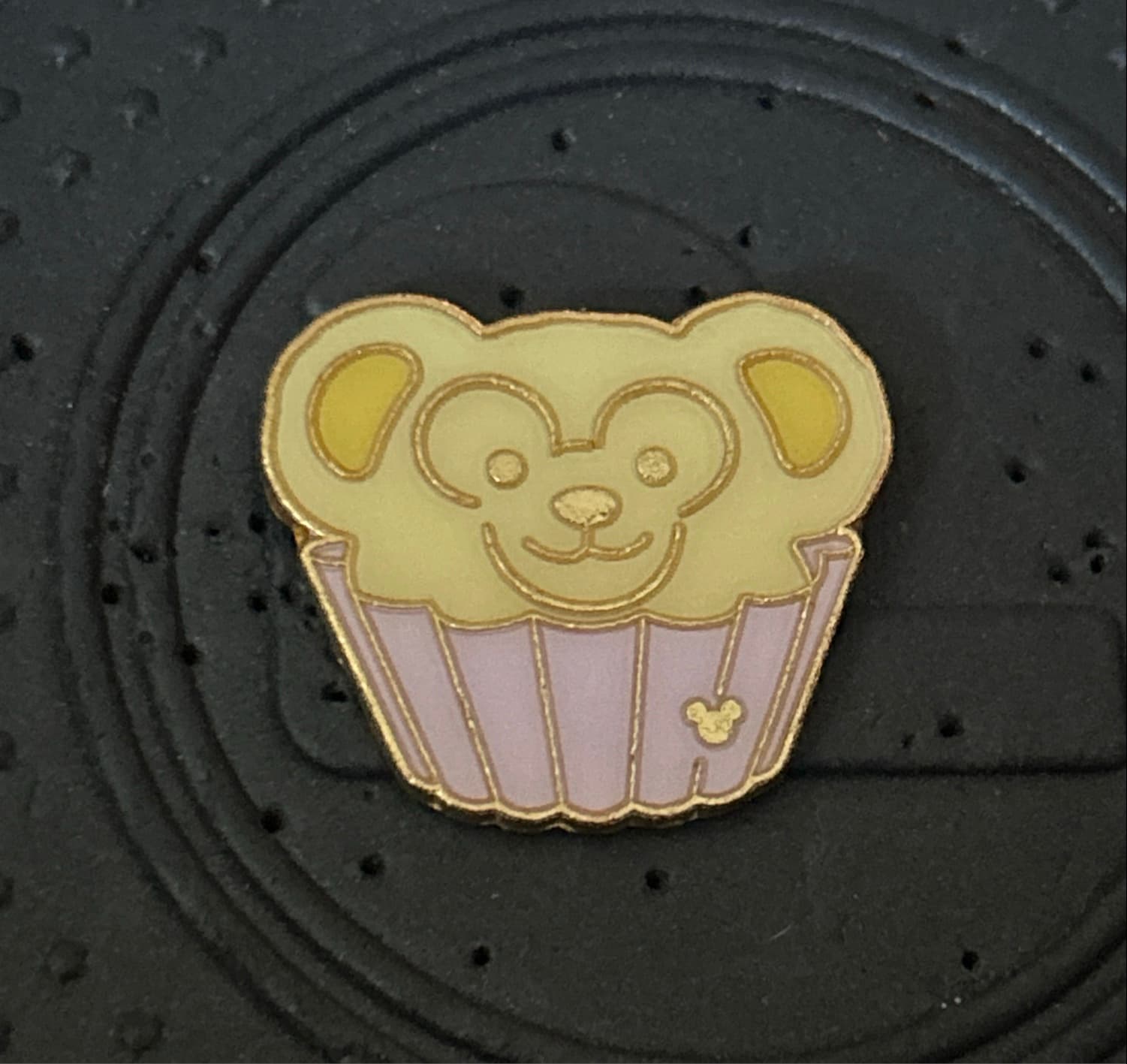 Duffy Cupcake - Pin Trading Carnival - Hidden Mickey front