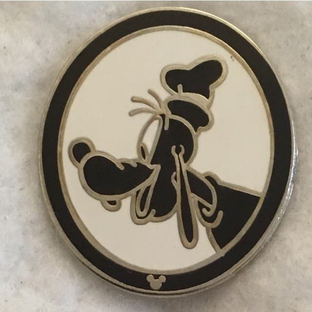 Hidden Mickey 2008 DLR - Silhouettes - Goofy front